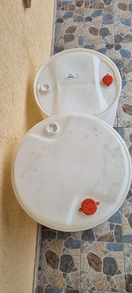 Butoi/ bidon plastic alb cu buson 160 L si 220 L.